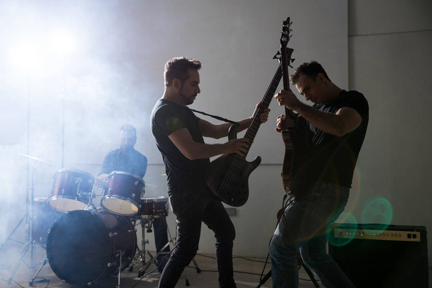 Dos guitarristas de bandas de rock actúan en el escenario en el concierto de música
 - Foto, imagen