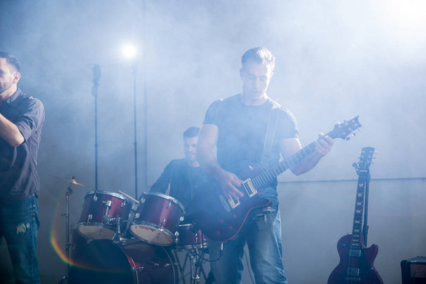 Mužské kytarista provedení na jevišti během živého koncertu - Fotografie, Obrázek