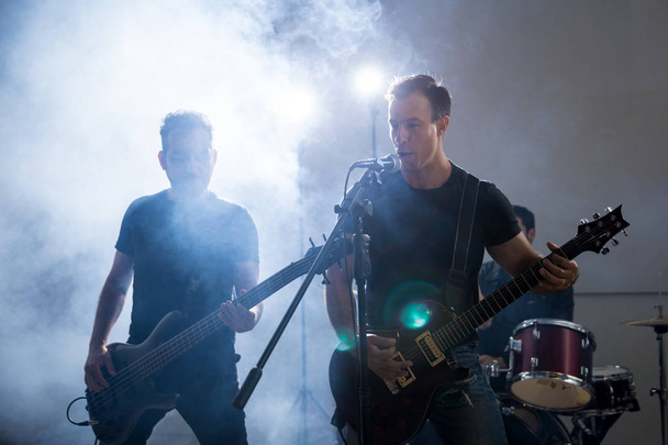 Elektro gitar çalmak ve sahnede şarkı iki adam - Fotoğraf, Görsel