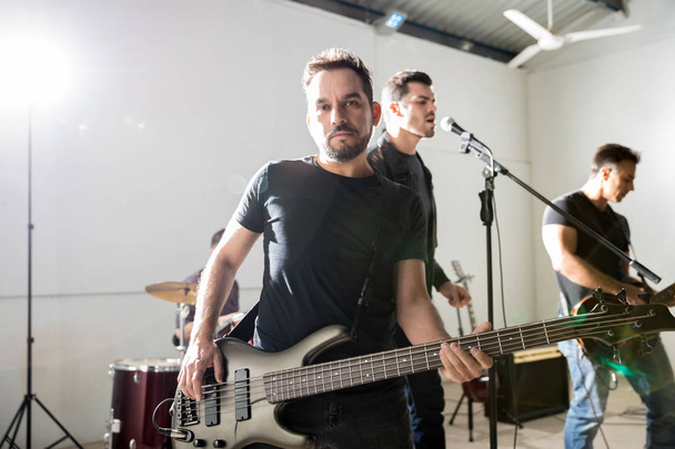 Gitarrist tritt mit Band bei Rockkonzert auf - Foto, Bild