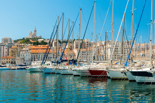 El Puerto Viejo con yates, Marsella en Provenza de Francia
 - Foto, imagen