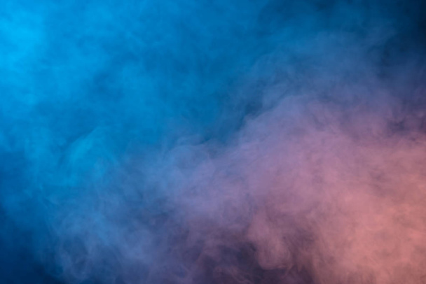 Abstract blauw en roze rook op een donkere achtergrond. Blauwe rook achtergrond - Foto, afbeelding