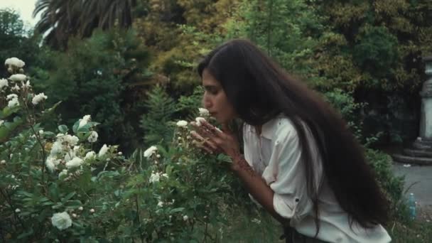 Beautiful woman smelling flowers. - Filmagem, Vídeo