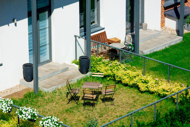 Balcón y césped con flores
 - Foto, imagen