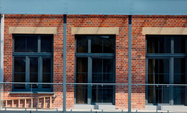Balcone di edificio soppalco in città
 - Foto, immagini