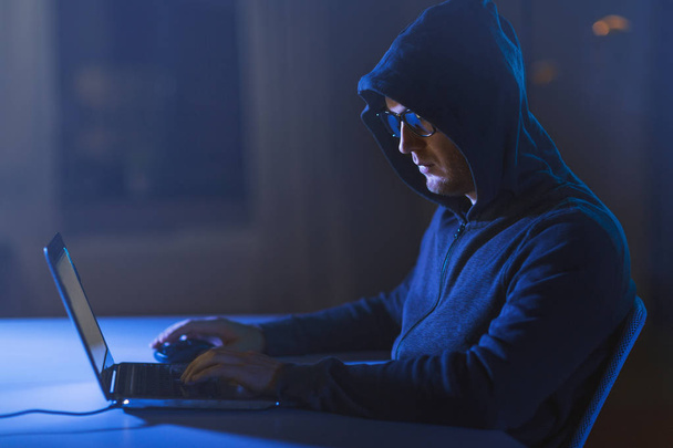 хакер використовує ноутбук для кібер-атаки
 - Фото, зображення