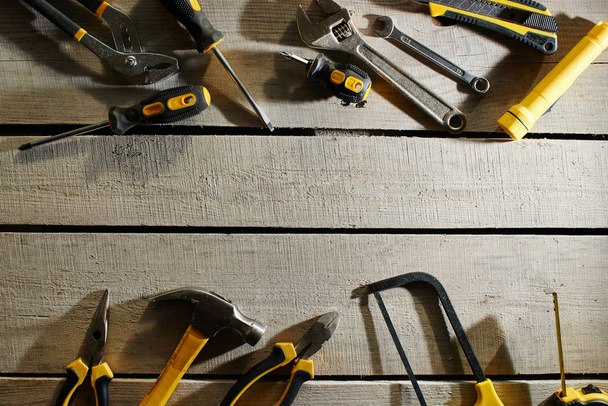 herramientas de reparación sobre fondo de madera, primer plano
  - Foto, imagen