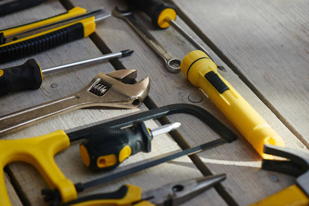 инструменты для ремонта на деревянном фоне с местом для копирования
 - Фото, изображение