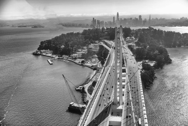 Αεροφωτογραφία ΓΒΕ του San Francisco Bay Bridge από ελικόπτερο. - Φωτογραφία, εικόνα