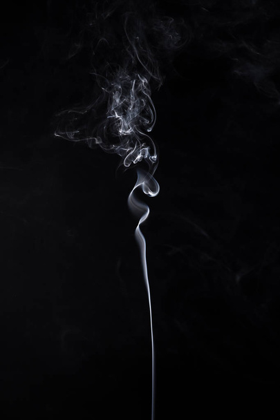アロマ スティック黒の背景上の白い煙の雲 - 写真・画像