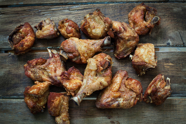 жареный цыпленок на деревянном столе
 - Фото, изображение