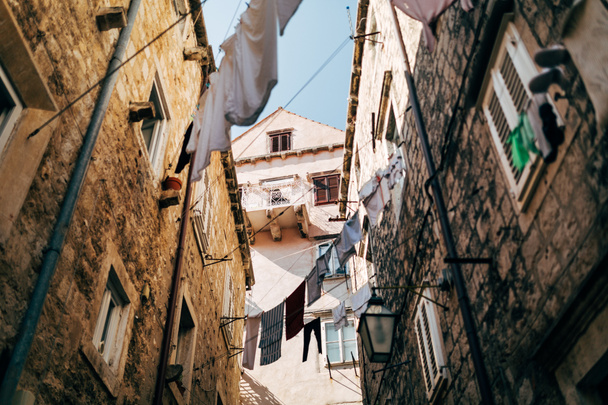 kaupunkien kohtaus pesula ja tyhjä kapea kaupunki katu Dubrovnik, Kroatia
 - Valokuva, kuva