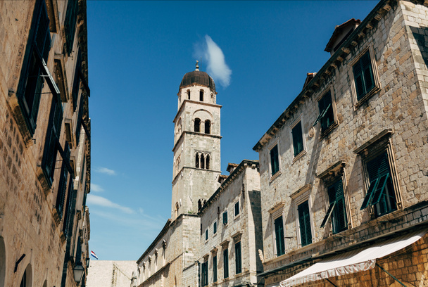 vista de baixo ângulo de edifícios históricos e céu azul claro em Dubrovnik, Croácia
 - Foto, Imagem