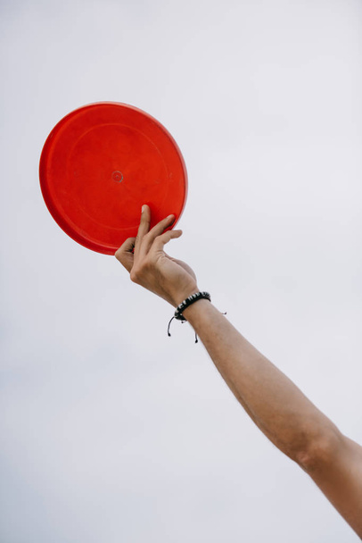 περικοπεί shot νεαρού κρατώντας ιπτάμενο δίσκο - Φωτογραφία, εικόνα