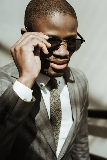 Homme d'affaires afro-américain en costume et lunettes de soleil
 - Photo, image