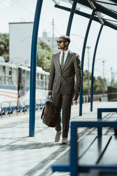 African american vertrouwen zakenman lopen op treinstation - Foto, afbeelding