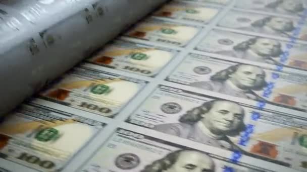 Close-up shot met printing press maken 100 dollarbiljetten. - Video