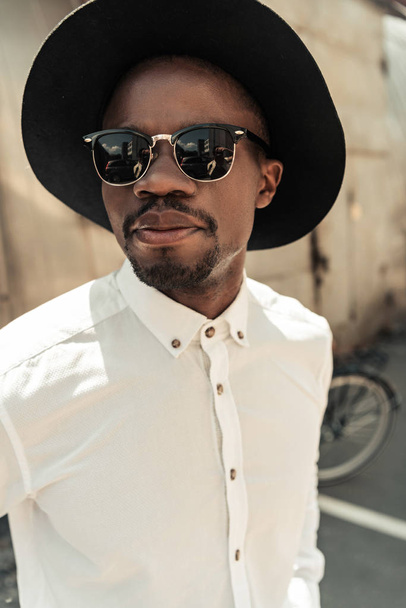 Csinos, fiatal afroamerikai férfi, kalap és napszemüveg - Fotó, kép