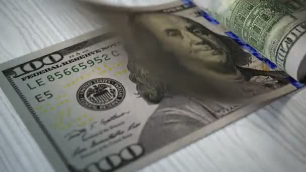 Imagem de close-up de contar notas de 100 dólares
 - Filmagem, Vídeo
