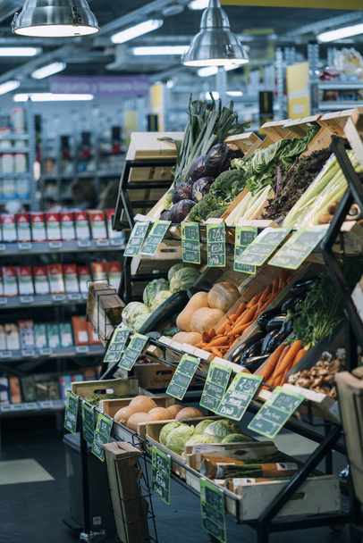 Healthy vegetable counter at the supermarket - Foto, Imagem