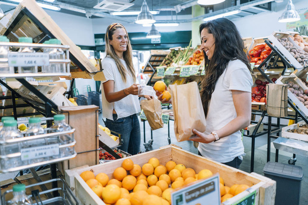 дві жінки купують в супермаркеті
 - Фото, зображення