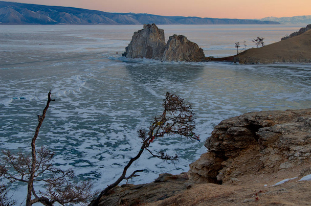 A Rússia. O Lago Baikal. Amanhecer no Cabo Burhan da ilha de Olkhon
. - Foto, Imagem