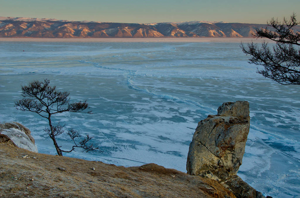 Oroszország. Bajkál-tó partján. Hajnalban a Cape Burhan Olkhon Island. - Fotó, kép