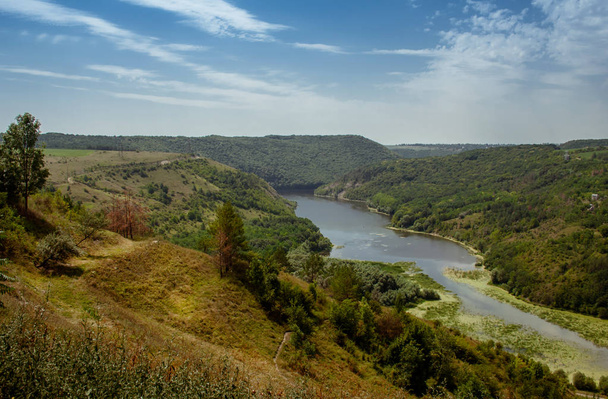 As margens do rio Ternav perto da aldeia de Kitaygorod. Podillja. Distrito de Kamyanets Podolsky
. - Foto, Imagem