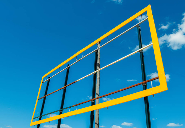 Prázdné billboard s žlutým rámečkem na pozadí modré oblohy - Fotografie, Obrázek