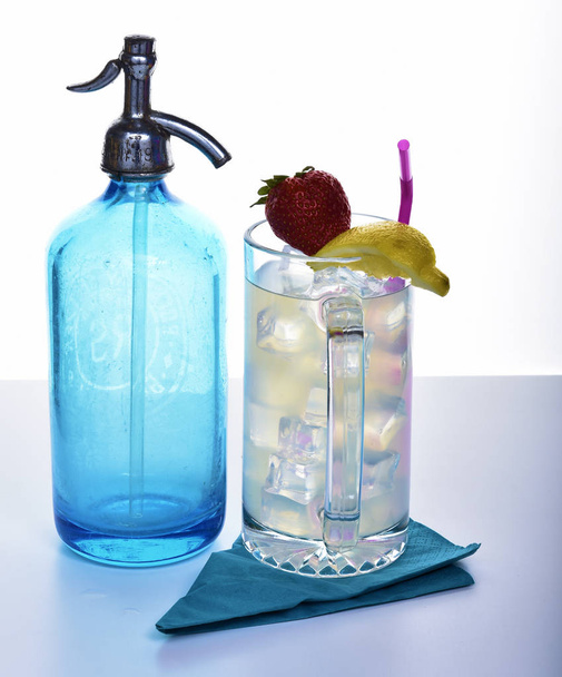 Botella a vaso / Bebida mixta de frutas con limón y fresa
 - Foto, imagen