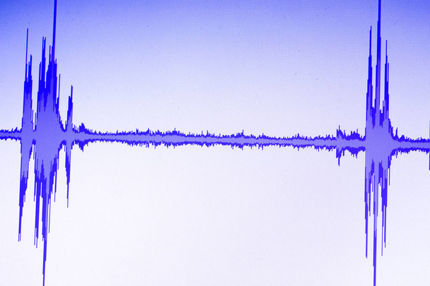 Audio suono onda studio editing computer programma schermo proiezioni suoni sullo schermo dalla registrazione vocale di voce fuori campo
. - Foto, immagini