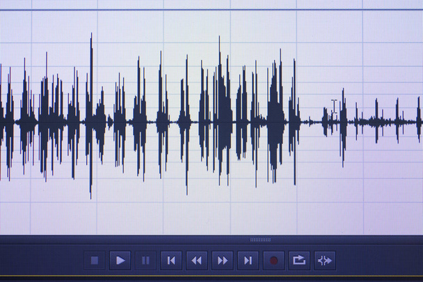 Audio sound wave studio editing computer program screen affiche des sons à l'écran à partir de l'enregistrement vocal de voix off
. - Photo, image