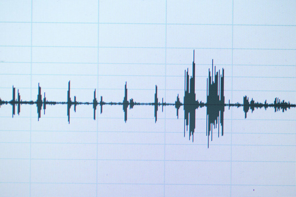 Audio sound wave studio editing computer program screen affiche des sons à l'écran à partir de l'enregistrement vocal de voix off
. - Photo, image