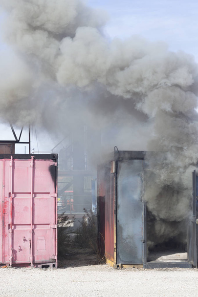 Equipo de entrenamiento de bomberos de la estación de bomberos utilizado por los bomberos para simular simulacros de incendios para practicar apagar llamas
. - Foto, Imagen