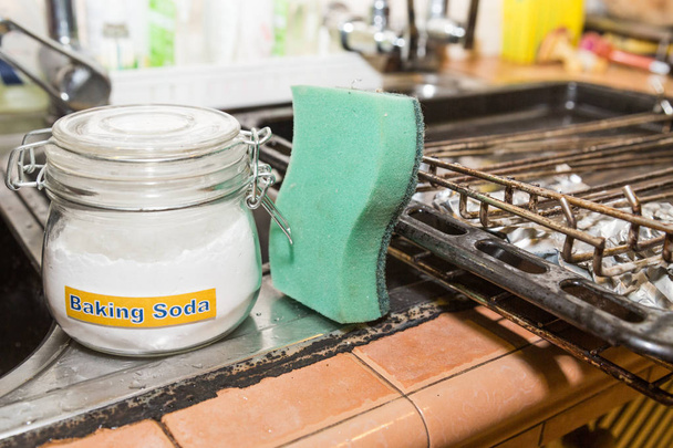 Natriumhydrogencarbonat oder Natriumhydrogencarbonat sind effektives sicheres Reinigungsmittel in Haushaltsküchen wie öligen Backofen und Geschirr - Foto, Bild