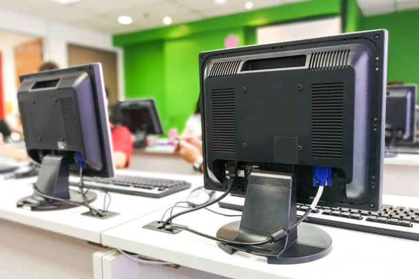 Nowoczesny komputer klasie szkoły z monitorów komputerowych oferują zajęcia wychowania komputera - Zdjęcie, obraz