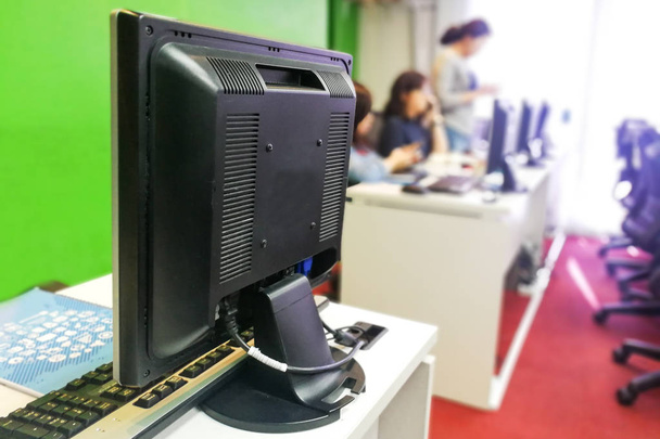 Escuela de informática moderna con monitores de computadora ofrecen lecciones de educación informática
 - Foto, Imagen