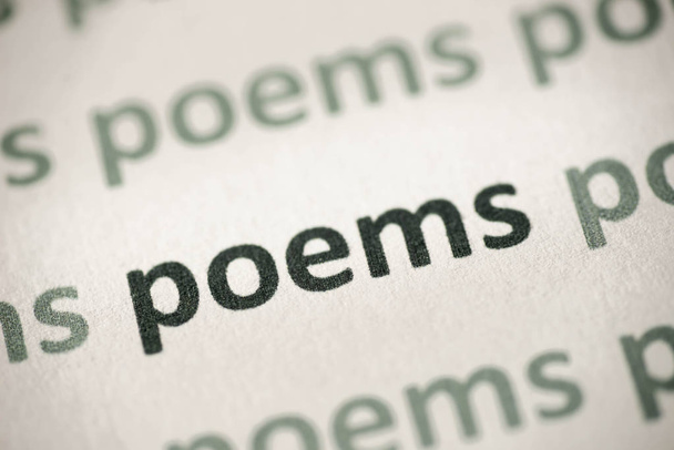 poemas de palavras impressos em papel branco macro
 - Foto, Imagem