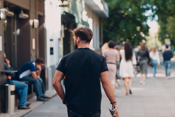 Un hombre está caminando por la calle
 - Foto, imagen