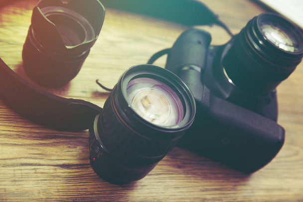 camera and lens on the wooden table - Foto, Bild