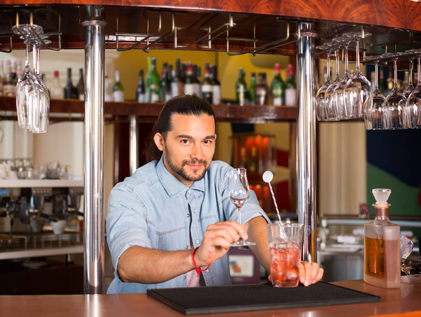 Bello giovane barista sorridente che offre cocktail drink
. - Foto, immagini