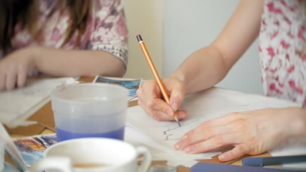 Две молодые художницы рисуют на домашней студии творческие инструменты
 - Кадры, видео