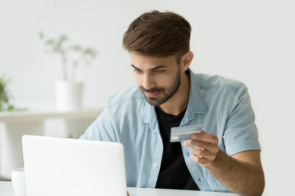 Szczęśliwy człowiek, zakupy online, wprowadzając dane karty kredytowej - Zdjęcie, obraz