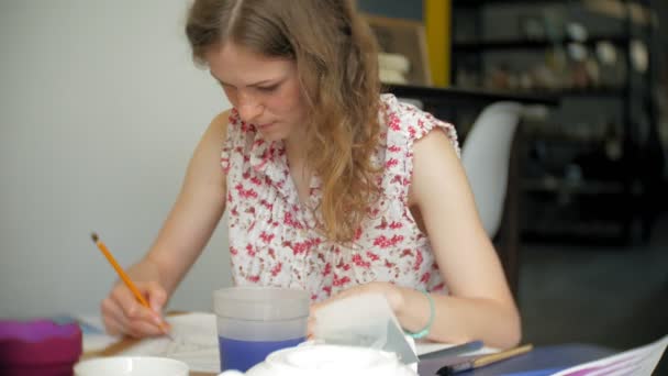 Δύο νεαρής γυναίκας καλλιτέχνη ζωγραφικής στο σπίτι στούντιο δημιουργικά εργαλεία - Πλάνα, βίντεο