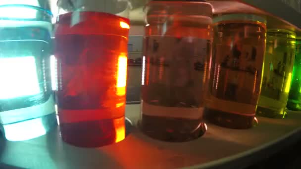 ποτήρι ζέσεως των χημικών χρωμάτων υγρό επιστήμη - Πλάνα, βίντεο