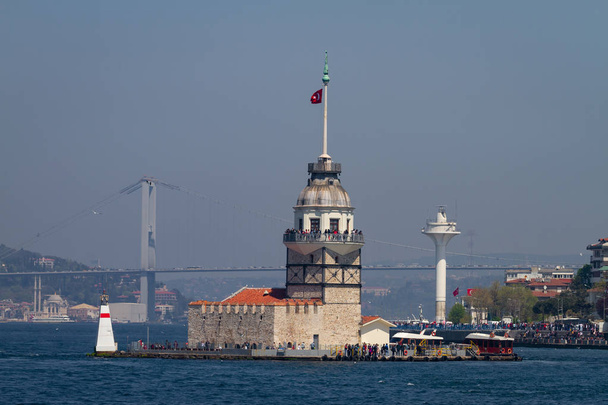 Torre de Doncellas en el Estrecho del Bósforo, ciudad de Estambul, Turquía - Foto, Imagen