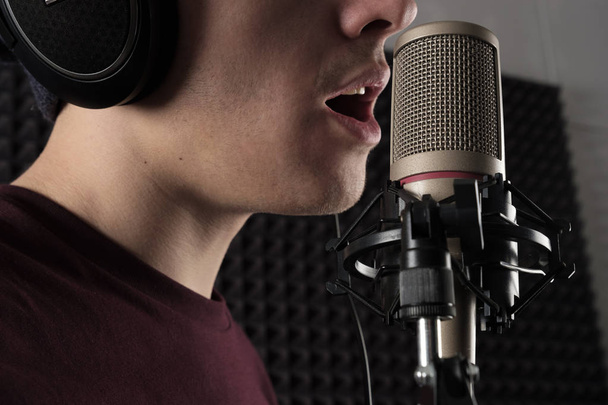 Egy közeli fotó a férfi száját, éneklés a mikrofon a pultra. Vízszintes fénykép - Fotó, kép