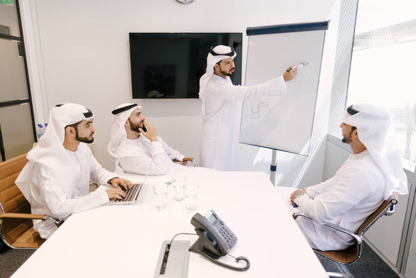 アラビアの男性会議とビジネス - ドバイのビジネスマン ポートレートの話 - 写真・画像