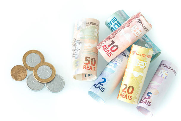 Dinheiro brasileiro reais no fundo branco
 - Foto, Imagem