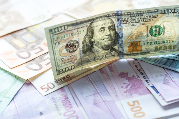 Papel moneda estadounidense y euro
 - Foto, Imagen